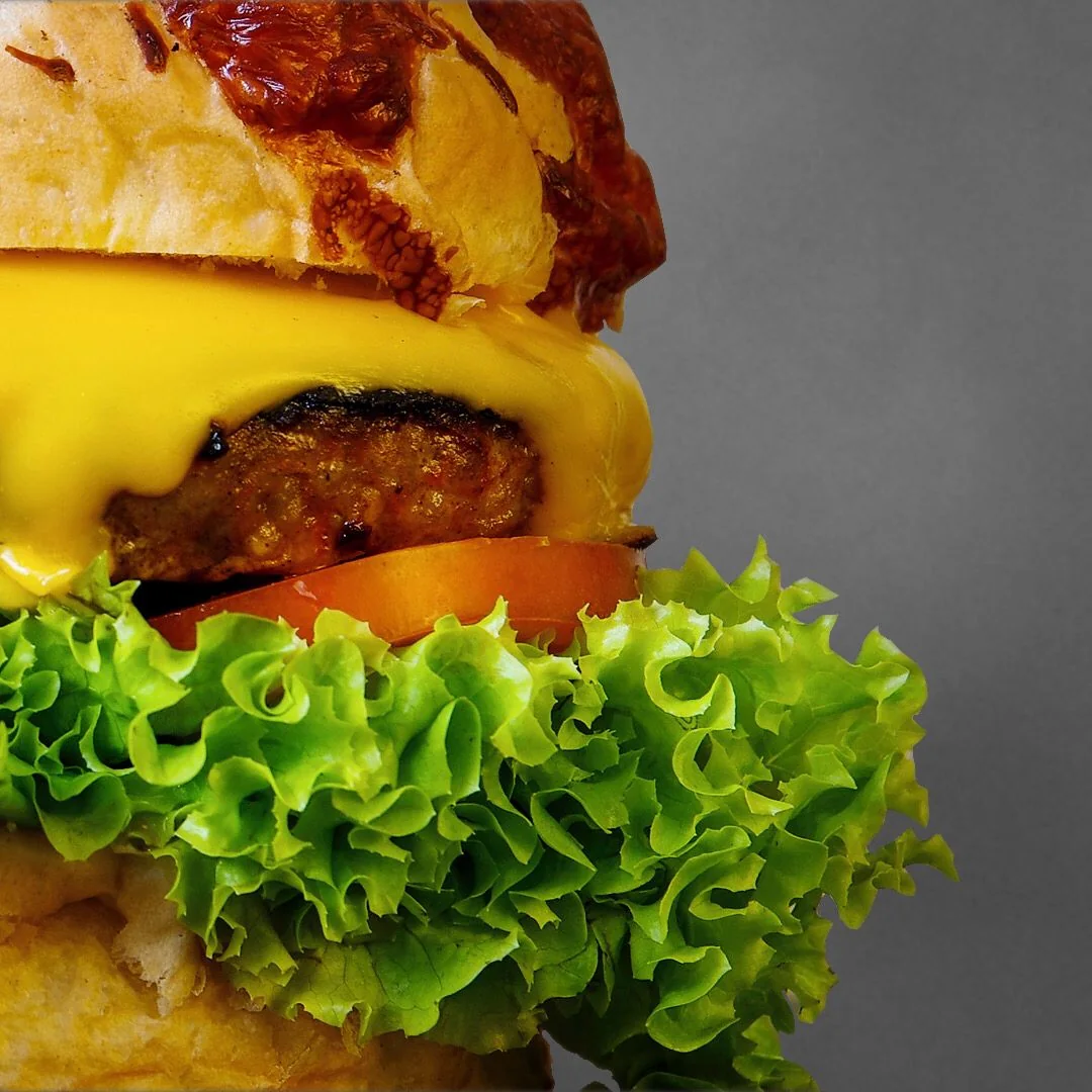 Hamburguesa con cheddar fundido, tomate y lechuga